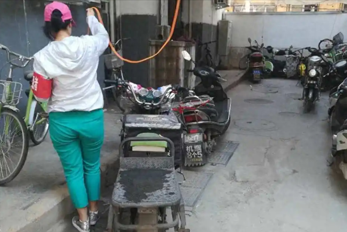 人民网点评电动车：别为难老百姓，要从根本解决乱象，建设充电桩(图1)