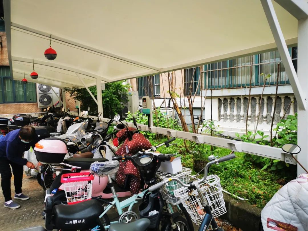 为安全加码，松江这个小区新增100个非机动车充电桩