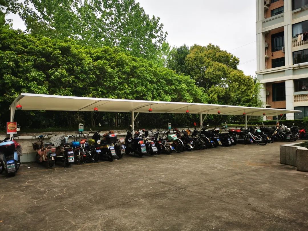 为安全加码，松江这个小区新增100个非机动车充电桩(图2)