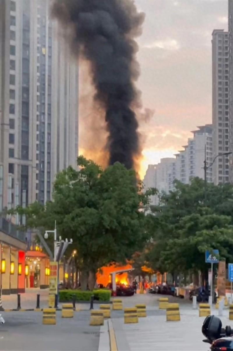 广州荔湾一室外充电桩起火，波及6台电动自行车！无人受伤