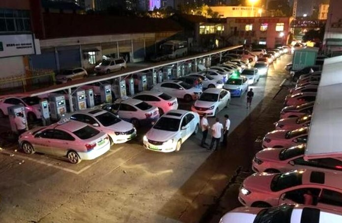 中国“桩王争霸”：充电桩大赢家出现，全国运营充电桩数超56万台