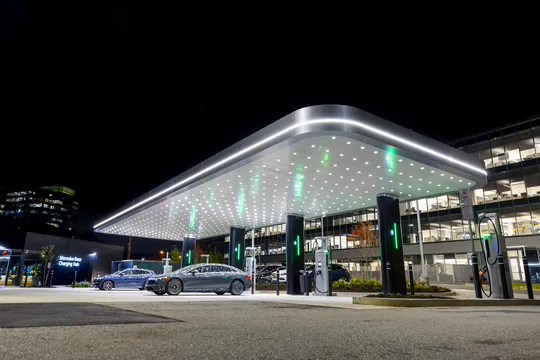 奔驰携手星巴克，布局美国高速公路充电网络(图1)